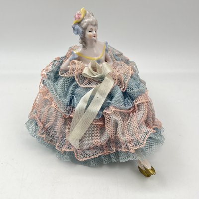 купить Игольница в виде дамы в розово-голубом кружевном платье, фарфор, роспись, ткань, Германия, 1950-1970 гг.