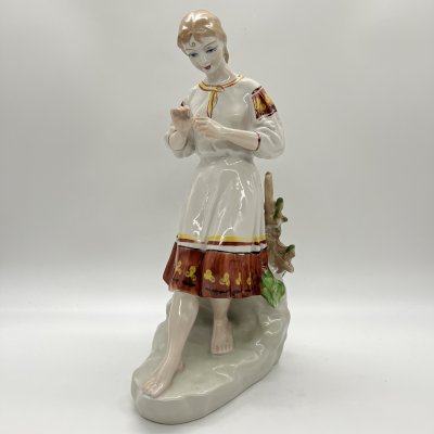 купить Статуэтка "Любит-не-любит" ("Гадание на ромашке"), скульптор О.Л. Жникруп, фарфор, роспись, Полонский завод художественной керамики (Полонное ЗХК), СССР, 1973-1991 гг.
