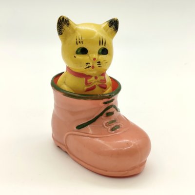 купить Игрушка-забава "Котёнок в башмаке", Ленсовнархоз УХП Завод им. «Комсомольской правды», целлулоид, штамповка, краска, роспись, СССР, 1950-1960 гг.