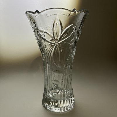 купить Ваза, украшенная рельефным изображением цветов, стекло, Россия, 2000-2010 гг.