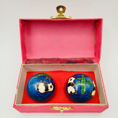 купить Шары звенящие для медитации, массажа Баодин (Баодинг), украшенные изображением панд, металл, картон, текстиль, Китай, 1980-2000 гг.