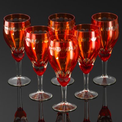 купить Набор из шести фужеров (бокалов) красного оттенка с декором в виде линз, завод "Красный май" (предположительно), цветное стекло, СССР, 1970-1990 гг.