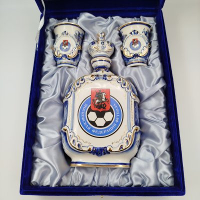 купить Набор для подачи крепких напитков на 2 персоны в подарочном кофре "Московская федерация футбола", Арт-модерн керамика, Автор Ермаков, Роспись Долина, фаянс, роспись, золочение, 1990-2015 гг.