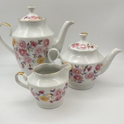 купить Набор для подачи чая/кофе (чайник, кофейник, молочник), украшенный цветочным декором, фарфор, деколь, золочение, Рижский фарфорово-фаянсовый завод, СССР, 1970-1980 гг.