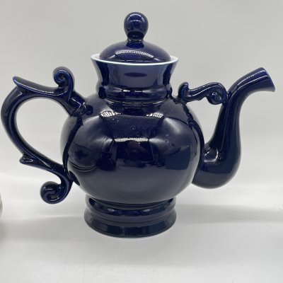 купить Чайник фигурный из сервиза "Новгородский" ("Декоративный", "Новгород"), автор В. В. Смоляр, фарфор, крытьё кобальтом, Бронницкий завод фарфоровых изделий «Возрождение», СССР, 1971-1981 гг.