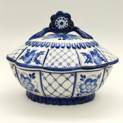 купить Шкатулка (конфетница) овальной формы с растительным декором, фарфор, роспись, Объединение «Гжель», СССР, 1972-1985 гг.