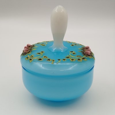купить Шкатулка (бонбоньерка) голубого оттенка с декором из роз, Empoli Glass Opaline, стекло, двухслойное, эмаль, Италия, 1950-1980 гг.