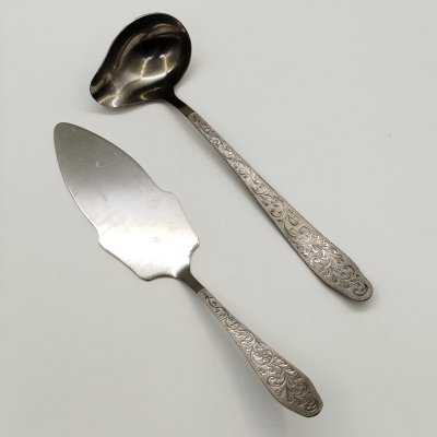 купить Набор из лопатки для торта и ложки (половника) для соуса, украшенных растительным декором, Нытвенский металлургический завод, нержавеющая сталь, СССР, 1960-1980 гг.