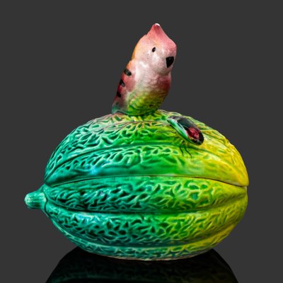 купить Шкатулка "Попугай на фрукте", фаянс, аэрография, роспись, Россия, 1900-1930 гг.