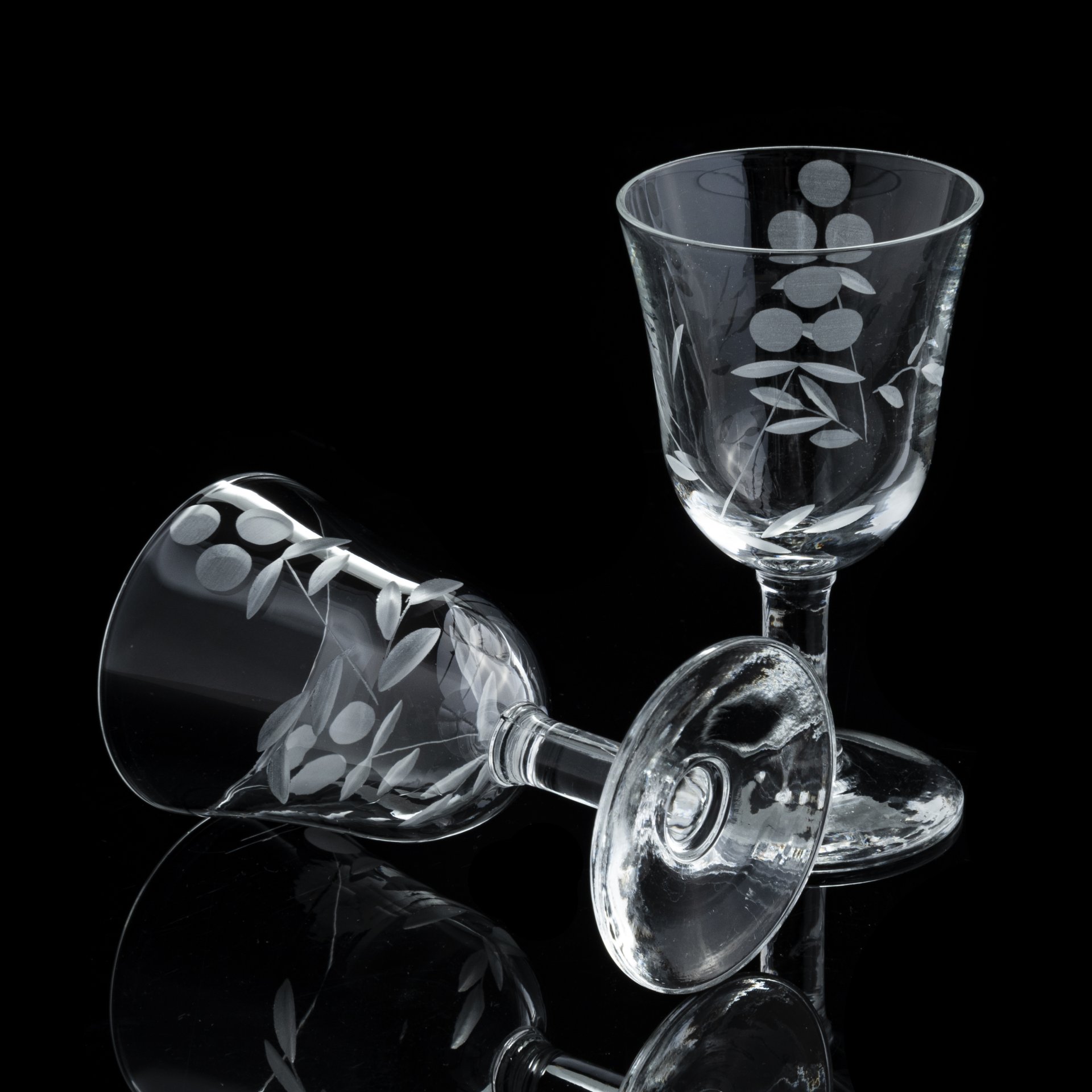 2 рюмки. Стопки с двумя снежинками на 20 г. 2 рюмки. Стакан холодной и горячей воды горячей. Двойная рюмка.