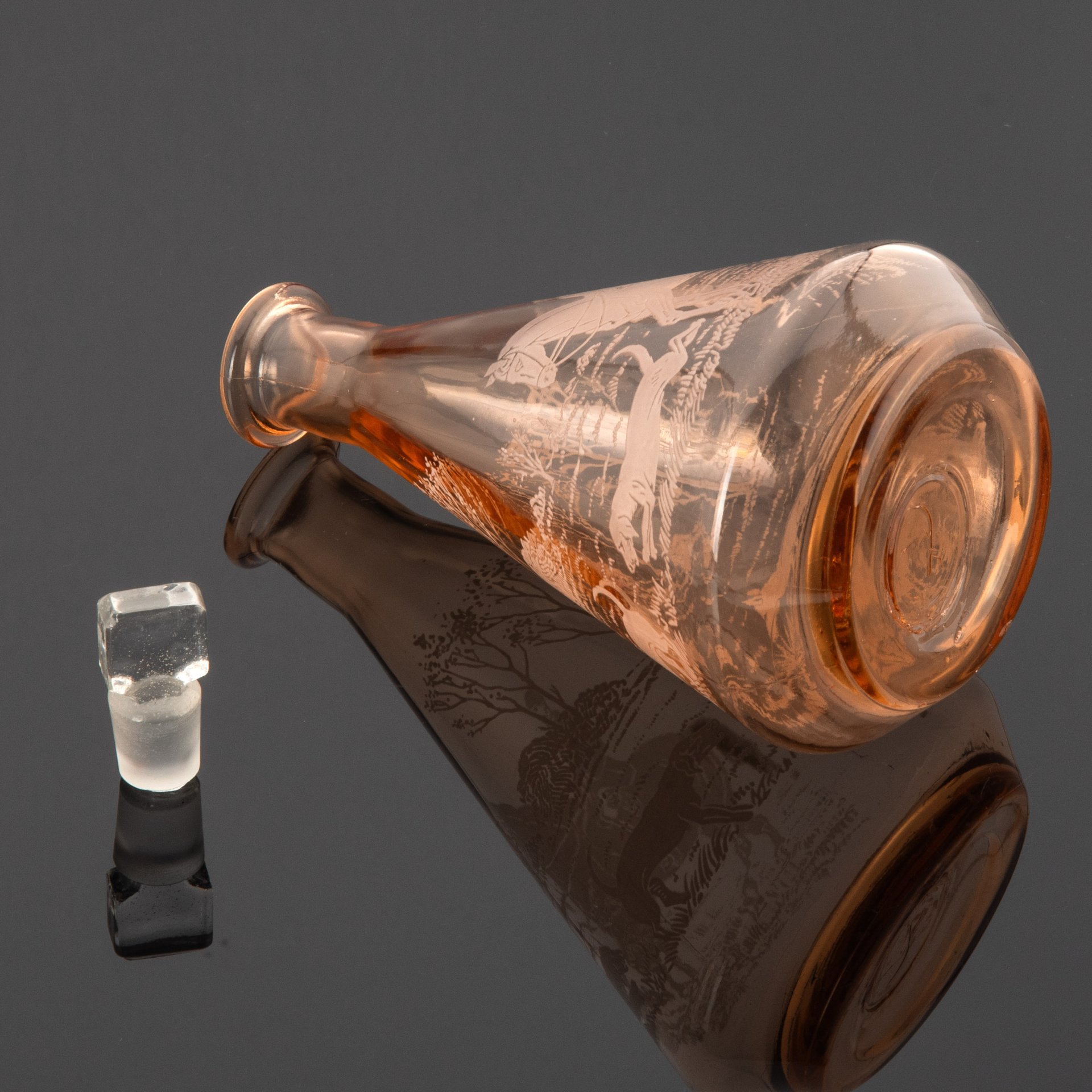 Штоф (графин) для подачи крепких напитков, декорированный сценой охоты ...