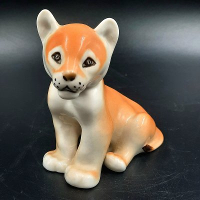 купить Статуэтка "Львенок сидящий", скульптор Воробьев Б.Я., фарфор, аэрография, роспись, Ленинградский фарфоровый завод (ЛФЗ), СССР, 1989-2001 гг.