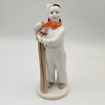 купить Статуэтка "Лыжница", скульптор Г.С. Столбова, художница Е.Н. Лупанова, фарфор, роспись надглазурная, золочение, Ленинградский фарфоровый завод (ЛФЗ), СССР, 1960-1970 гг.