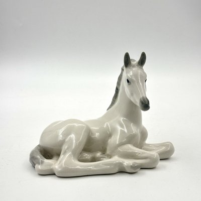 купить Статуэтка "Жеребенок лежащий", автор Б.Я. Воробьев, роспись В.М. Жбанов, фарфор, роспись, Ленинградский фарфоровый завод (ЛФЗ), СССР, 1970-1980 гг.