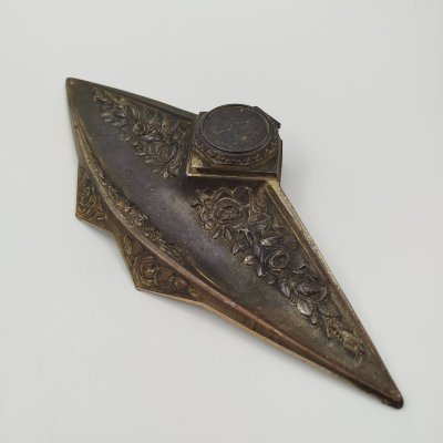 купить Чернильница с подставкой под письменные принадлежности, с изображением Богоматери Лурдской в окружении роз, металл, серебрение, Франция, 1930-1950 гг.