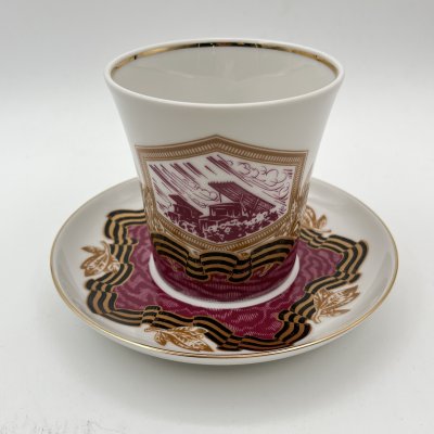 купить Бокал чайный "Победный залп", автор формы Э.М. Криммер, автор росписи И.Я. Вольман, фарфор, деколь, золочение, Императорский фарфоровый завод (ИФЗ), Российская Федерация, 2010-2020 гг.