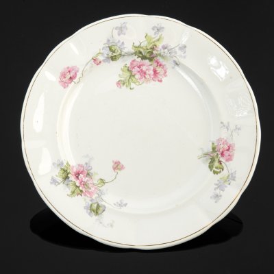 Купить Тарелка с нежным цветочным декором, фаянс, деколь, золочение, Товарищество М.С. Кузнецова, Российская империя, 1889-1917 гг.