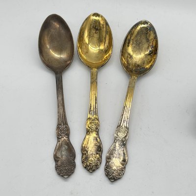 купить Набор из 3 десертных ложек с цветочным фигурным декором на ручках, мНЦ (медь-никель-цинк), Кольчугинский завод цветных металлов, СССР, 1960-1980 гг.