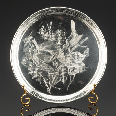 купить Круглый поднос на ножках, украшенный изображением гнездящихся птиц, мануфактура Gombault, металл, серебрение, Франция, 1860-1888 гг.