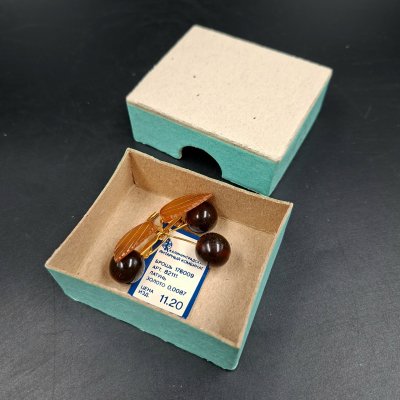 купить Брошь винтажная "Вишенки" в оригинальной коробке, янтарь, латунь, золочение, картон, Калининградский янтарный комбинат, СССР, 1987-1992 гг.