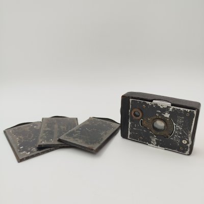 купить Фотоаппарат "Vest Pocket" с тремя пластинами для фото в комплекте, металл, кожа, стекло, США, 1902-1920 гг.