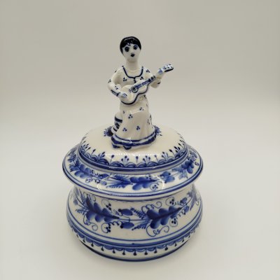 купить Шкатулка с фигурным навершием в виде девушки с гитарой, с подписью Симонова и Борисова, фарфор, роспись, Объединение «Гжель», СССР, 1986-1991 гг.