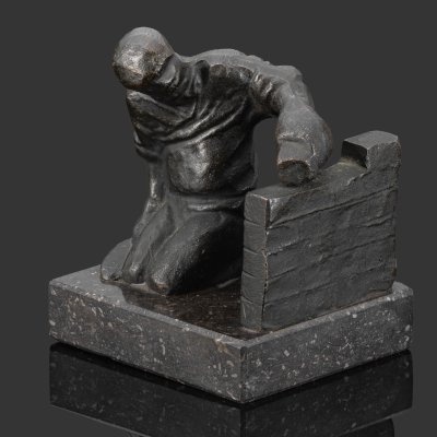 купить Скульптура "Metselaar" ("Каменьщик", "Строитель"), автор Marlies Noordkamp-Drummen (1946 г.р.), бронза, мраморное основание, Нидерланды, 1990 г.