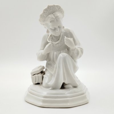 купить Статуэтка "Малахитовая шкатулка" ("Танюшка и тятино подаренье"), без росписи, скульптор О.М. Богданова, фарфор, СССР, 1950-1970 гг.