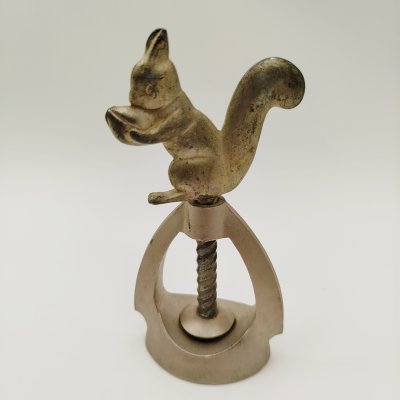 купить Орехокол с фигурным хватком в форме белки с орехом, металл, СССР, 1970-1990 гг.