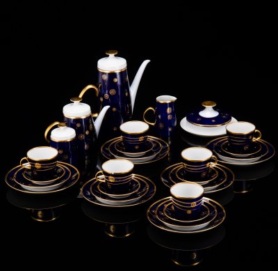 купить Сервиз чайно-кофейный со стилизованным цветочным декором на 6 персон (29 предметов), фарфор, крытье кобальтом, золочение, VEB Schaubach Kunst Lichte-Wallendorf, ГДР, 1966-1985 гг.
