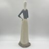 Купить Статуэтка "Девушка с голубем в руке" в стилистике Lladro, фарфор, роспись, Испания, 1970-1978 гг.