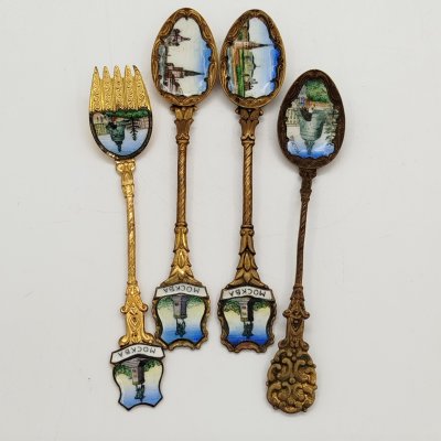 купить Набор из 3-х сувенирных ложек и вилки "Москва" (в подборе), металл, эмаль, золочение, деколь, Российская Федерация, 1991-2010 гг.