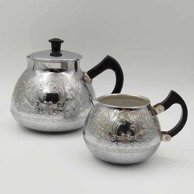 купить Набор для сервировки (чайник и молочник), украшенный растительным декором, металл, пластмасса, СССР, 1970-1990 гг.