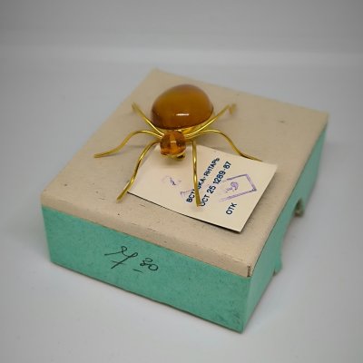 купить Брошь винтажная "Паук" в оригинальной коробке, янтарь, латунь, золочение, картон, Калининградский янтарный комбинат, СССР, 1987-1992 гг.