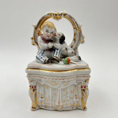 купить Шкатулка "Мальчик, играющий с щенком", фарфор, роспись, золочение, Западная Европа, 1900-1930 гг.