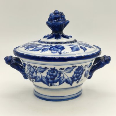 купить Сахарница (супница), украшенная ягодным декором, фарфор, роспись, Объединение «Гжель», СССР, 1986-1991 гг.