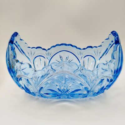 купить Салатник (конфетница, фруктовница) в форме ладьи голубого оттенка, хрусталь, пресс, СССР, 1970-1990 гг.