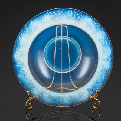 купить Блюдо (фруктовница) с рельефным декором в виде птиц и ягод, дизайнер Pierre D’Avesn, стекло, (опаловое), Франция, 1930-1940 гг.