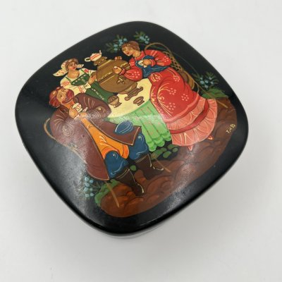 купить Шкатулка "Чаепитие", подпись "Т.Н. 90", металл, масло, роспись, СССР, 1990 г.