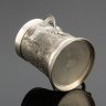 Купить Кружка пивная с крышкой, украшенная сценой в трактире и отрывком из стихотворения Рудольфа Баумбаха. Freiling-Zinn, олово, Германия, 1980-1994 гг.