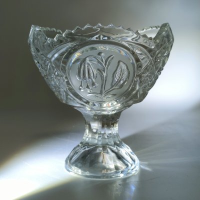 купить Вазочка на ножке для сервировки стола, декорированная резным изображением цветов фуксии, худ. П. А. Ледяев, хрусталь, пресс, матирование, Завод «Красный Гигант», СССР, 1980-1990 гг.