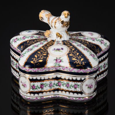 купить Бонбоньерка (бисквитница) в форме бабочки с хватком в виде птички, декорированная изображением роз, фарфор, роспись, деколь, золочение, Западная Европа, 1960-1980 гг.