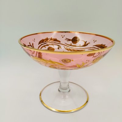 купить Конфетница розоватого оттенка на ножке с растительным декором на чаше, цветное стекло, золочение, Чехословакия, 1970-1990 гг.