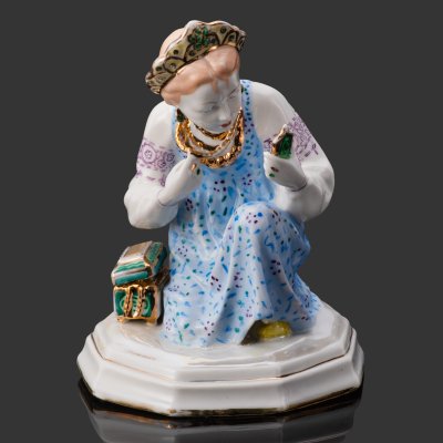 купить Статуэтка "Малахитовая шкатулка" ("Танюшка и тятино подаренье"), скульптор О.М. Богданова, фарфор, роспись, золочение, люстр, Ленинградский завод фарфоровых изделий (ЛЗФИ), СССР, 1956-1967 гг.