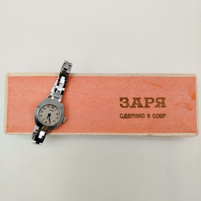 купить Часы наручные "Заря" в оригинальной упаковке с документами, металл, стекло, картон, Пензенский часовой завод, СССР, 1991 г.
