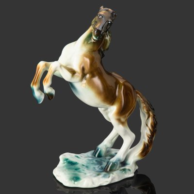 купить Статуэтка "Конь на дыбах", фарфор, аэрография, Западная Европа, 1970-1990 гг.