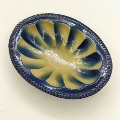 купить Блюдо овальной формы синего и горчичного цветов с рельефным декором, фаянс, глазурь, Ленинградский завод «Стройфаянс», СССР, 1972-1982 гг.
