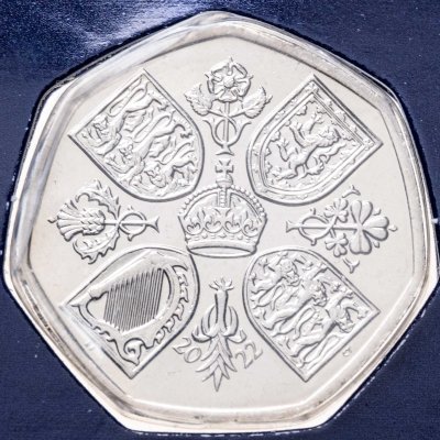 купить Великобритания 50 пенсов 2022 "Жизнь и наследие Королевы Елизаветы II" с портретом Короля Карла III