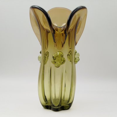 купить Ваза янтарного оттенка с фигурной трехлепестковой горловиной, цветное стекло, налепы, гутная техника, Ленинградский стекольный комбинат «Победа» (Колпино), СССР, 1960-1990 гг.