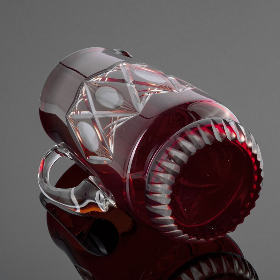 Кувшин для прохладительных напитков алого цвета, украшенный ...